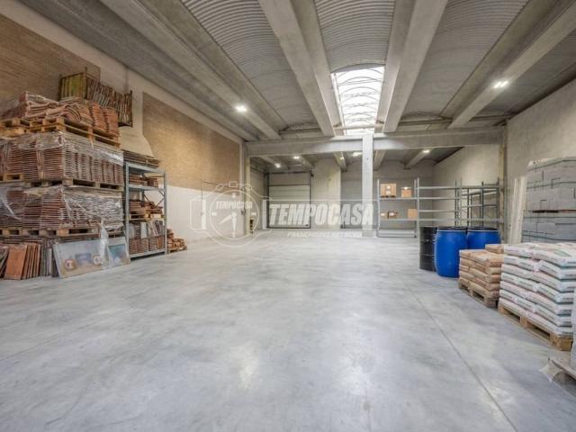 Locale Commerciale in vendita a Marche, Macerata