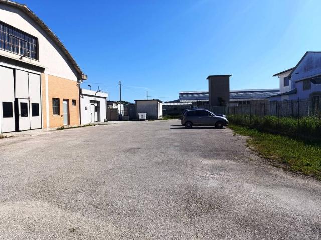Locale Commerciale in vendita a Marche, Macerata