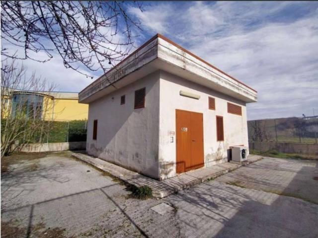 Locale Commerciale in vendita a Potenza, Basilicata