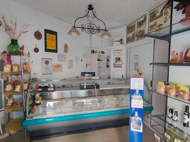 Locale Commerciale in vendita a Santa Croce, Potenza
