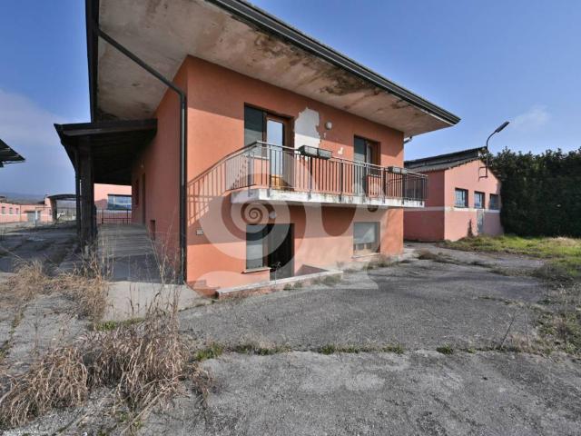 Locale Commerciale in vendita a Ravosa / Ravose, Povoletto / Paulêt