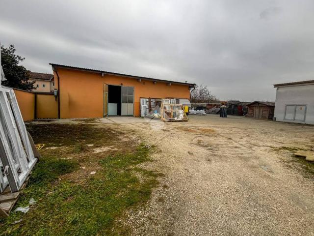 Locale Commerciale in vendita a Pozzaglio, Lombardia
