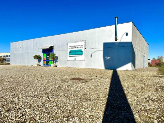 Locale Commerciale in vendita a Piemonte, Alessandria