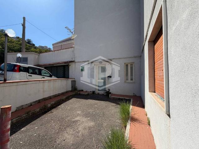 Locale Commerciale in vendita a Pisciarelli, Pozzuoli