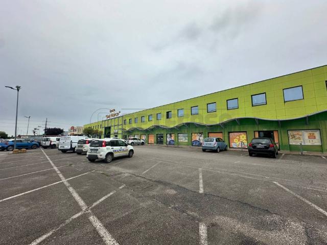Locale Commerciale in vendita a Pozzuolo Del Friuli, Friuli-Venezia Giulia