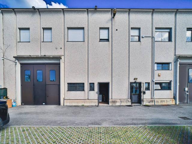 Locale Commerciale in vendita a Pozzuolo Martesana, Lombardia