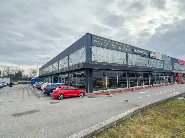 Locale Commerciale in vendita a Pradamano, Friuli-Venezia Giulia