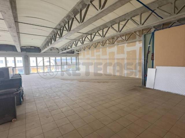 Locale Commerciale in vendita a Pradamano, Friuli-Venezia Giulia