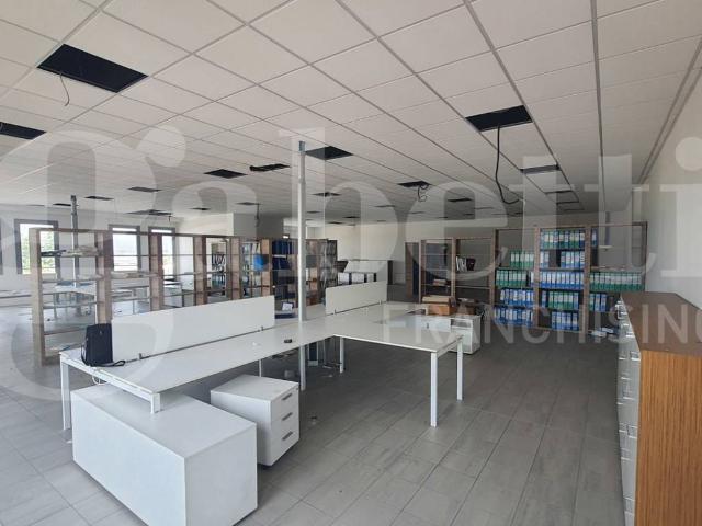 Locale Commerciale in vendita a Prata Di Pordenone, Friuli-Venezia Giulia