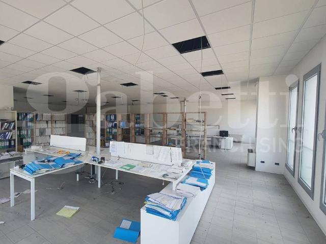Locale Commerciale in vendita a Prata Di Pordenone, Friuli-Venezia Giulia