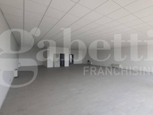 Locale Commerciale in vendita a Prata Di Pordenone, Friuli-Venezia Giulia