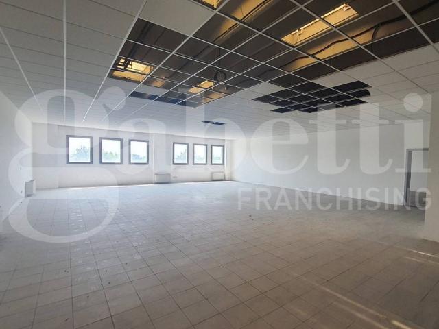 Locale Commerciale in vendita a Prata Di Pordenone, Friuli-Venezia Giulia