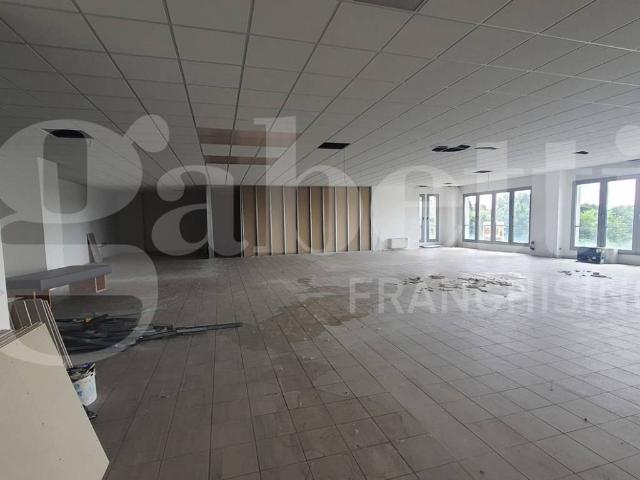 Locale Commerciale in vendita a Prata Di Pordenone, Friuli-Venezia Giulia