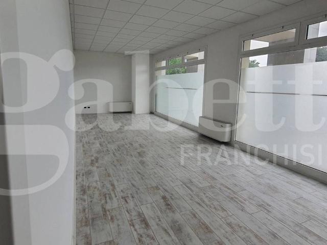 Locale Commerciale in vendita a Prata Di Pordenone, Friuli-Venezia Giulia