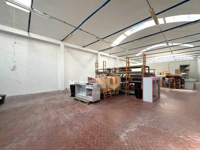 Locale Commerciale in vendita a Prato, Toscana
