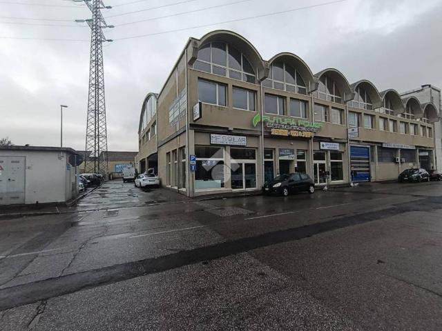 Locale Commerciale in vendita a San Paolo, Prato