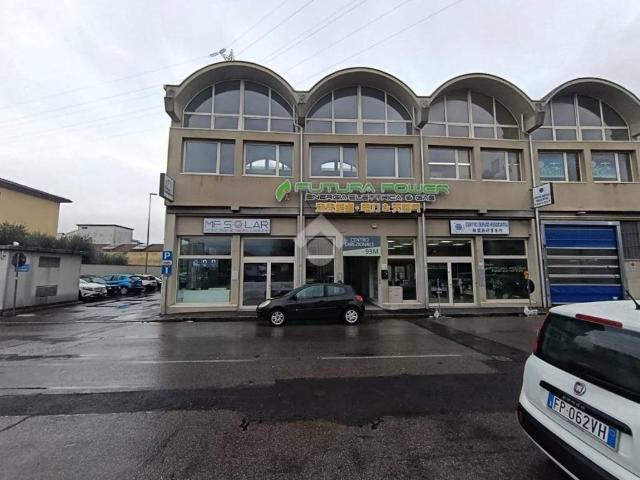 Locale Commerciale in vendita a San Paolo, Prato