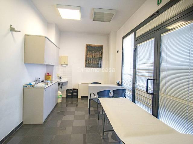 Locale Commerciale in vendita a Centro Direzionale, Prato