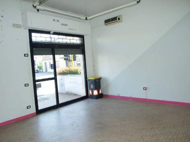 Locale Commerciale in vendita a Prato, Toscana