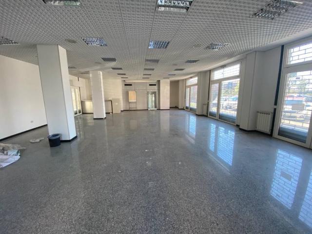 Locale Commerciale in vendita a Le Badie, Prato