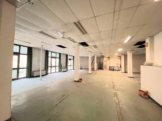 Locale Commerciale in vendita a il Cantiere, Prato