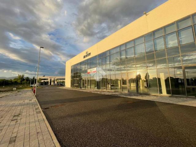 Locale Commerciale in vendita a Le Badie, Prato