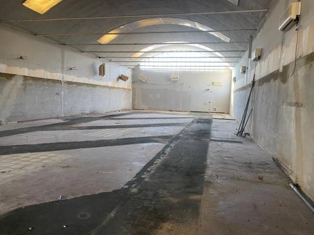 Locale Commerciale in vendita a il Cantiere, Prato