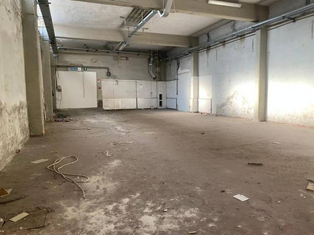 Locale Commerciale in vendita a il Cantiere, Prato