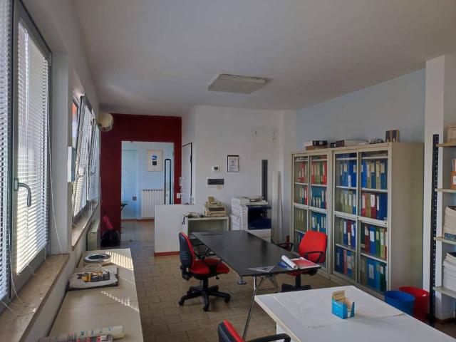Locale Commerciale in vendita a Centro Direzionale, Prato
