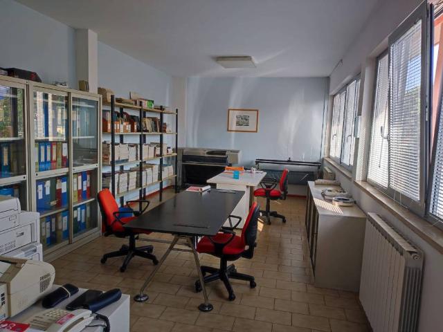 Locale Commerciale in vendita a Centro Direzionale, Prato