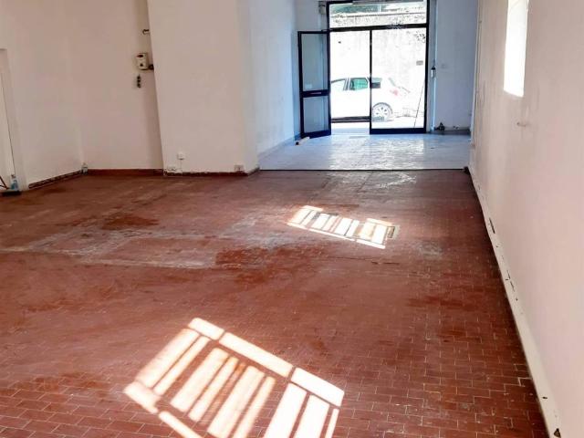 Locale Commerciale in vendita a il Cantiere, Prato
