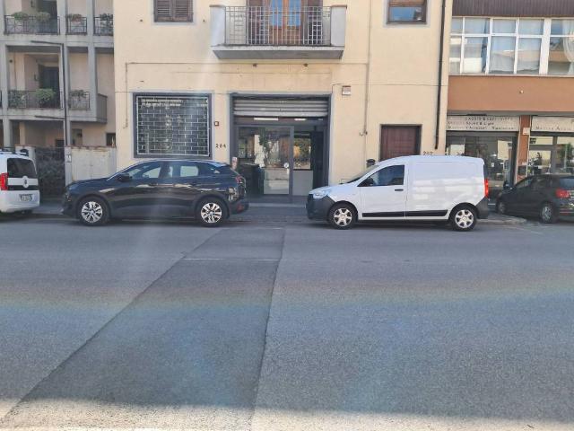 Locale Commerciale in vendita a Centro Direzionale, Prato