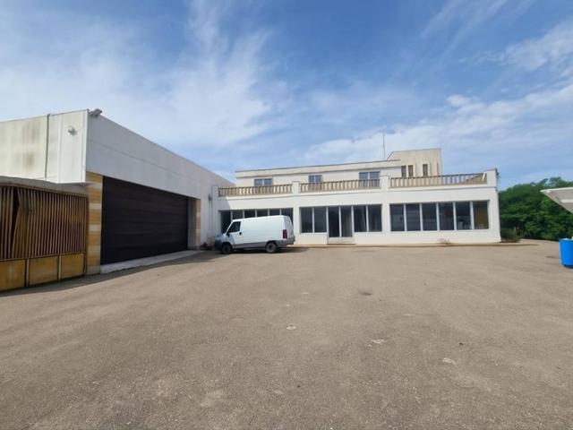 Locale Commerciale in vendita a Puglia, Lecce