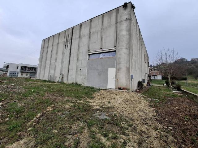 Locale Commerciale in vendita a Piemonte, Cuneo