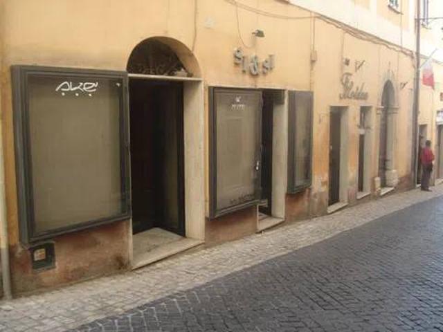 Locale Commerciale in vendita a Priverno, Lazio