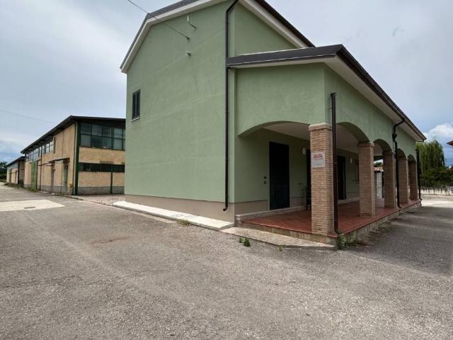 Locale Commerciale in vendita a Puglianello, Campania