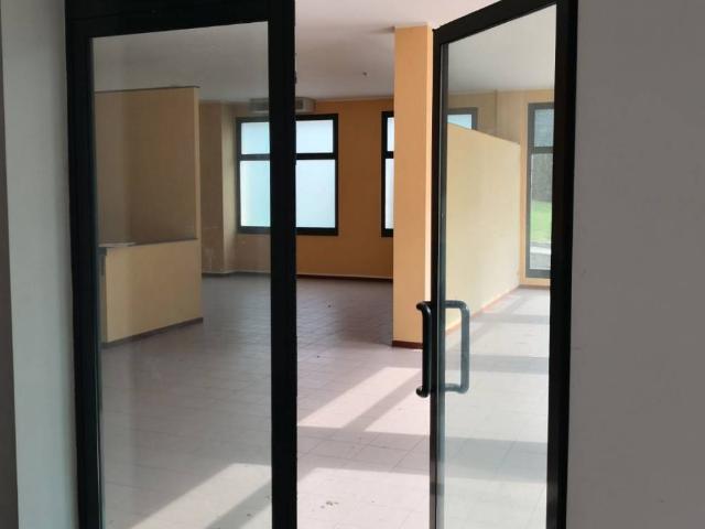 Locale Commerciale in vendita a Pusiano, Lombardia