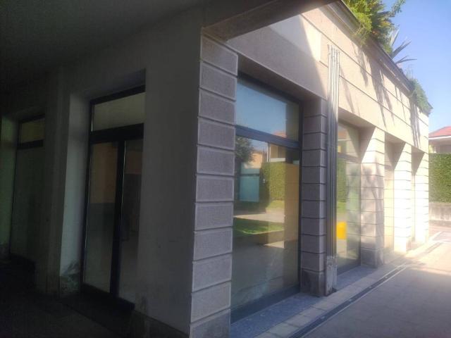 Locale Commerciale in vendita a Pusiano, Lombardia