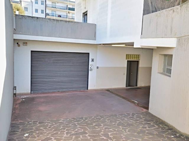 Locale Commerciale in vendita a Puglia, Bari