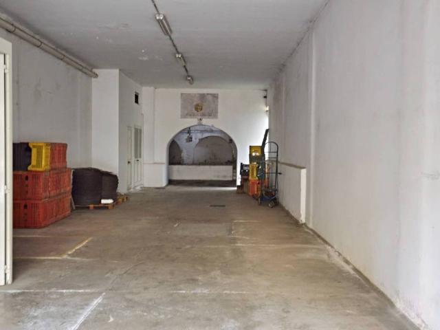 Locale Commerciale in vendita a Puglia, Bari