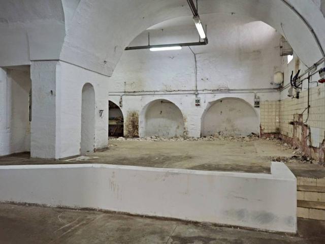 Locale Commerciale in vendita a Puglia, Bari