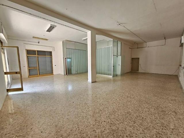 Locale Commerciale in vendita a Puglia, Bari