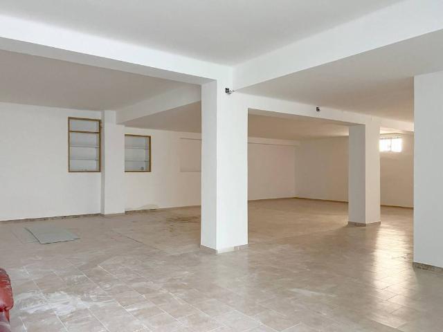 Locale Commerciale in vendita a Puglia, Bari