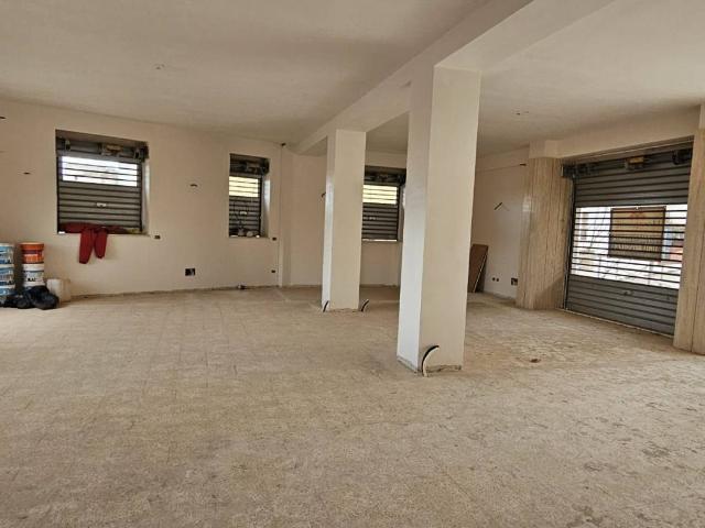 Locale Commerciale in vendita a Puglia, Bari