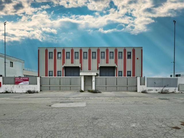 Locale Commerciale in vendita a Pin-Pen, Puglia