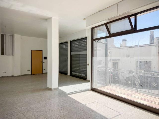 Locale Commerciale in vendita a Puglia, Bari