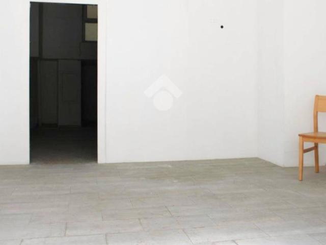 Locale Commerciale in vendita a Puglia, Bari