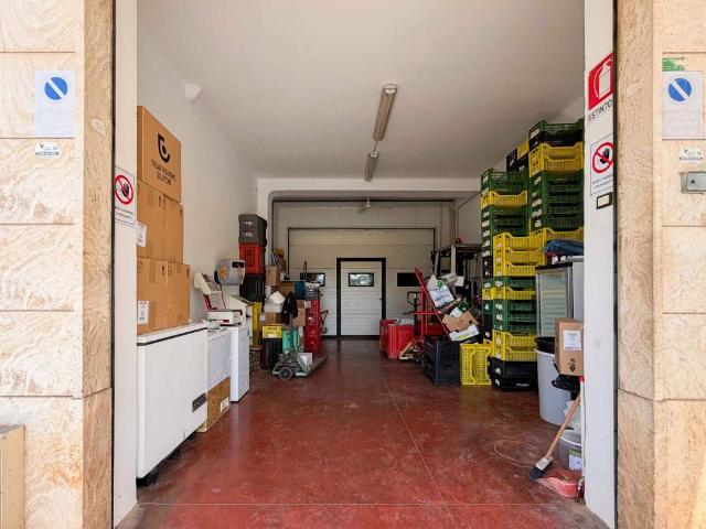 Locale Commerciale in vendita a Puglia, Bari