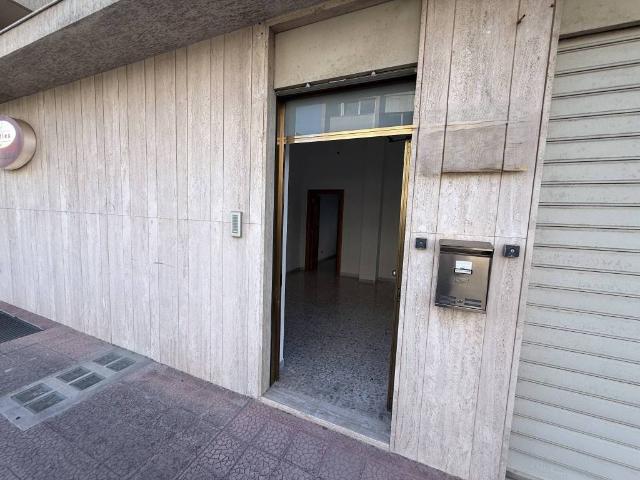 Locale Commerciale in vendita a Puglia, Bari