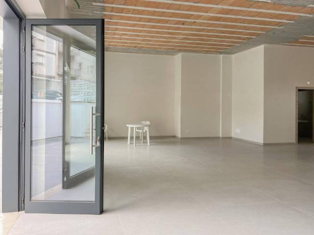 Locale Commerciale in vendita a Puglia, Bari